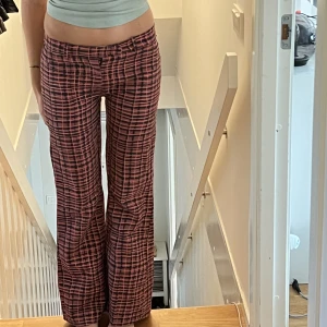 Kostymbyxor - Så coola rutiga lågmidjade kostymbyxor i svart och rosa! Köpta på Zara!🖤 Lägg gärna prisförslag! Midjemått: 40cm och innerbenslängd:83cm! 