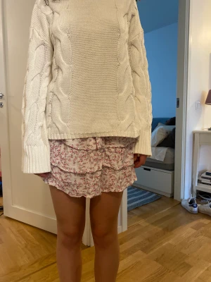 Blommig volangkjol  - Blommig volangkjol från bikbok i storlek S.💕💕 har en igensydd sprättning som ej är synlig överhuvudtaget