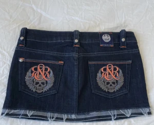 Jeanskjol - Det är en lågmidjad kjol skulle säga att storleken är mellan xs/s ,jätte fin kvalite inga defekter inte för kort helt perfekt säljer pågrund av får inte plats i min garderob 