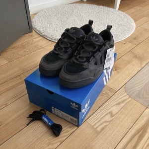 Adidas Originals ADI2000 - Adidas Originals ADI2000 i superfint skick, som nya. Endast använd 2 gånger, säljes då de inte passar. Box och extra skosnören medföljer givetvis. Storlek 43 1/3