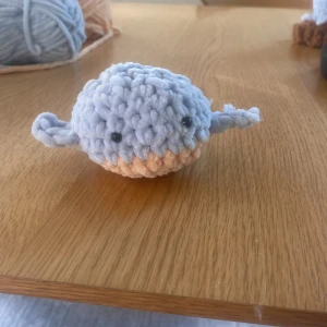 Valen Valle!! - En liten kamrat, handvirkad. Finns i flera olika färger, det är bara att fråga!!