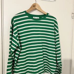 En tröja  - En oversized randig tröja ifrån pull&bear, använd en gång o är i toppenskick! Den är i storlek M men passar de som har storlek L!✨🫶köparen står för frakten!🥰