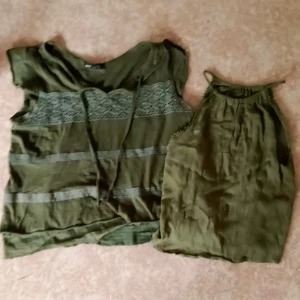 Gröna tröjor - Två gröna tröjor/linnen för 30kr st! Båda två för 50kr! Pris kan även diskuteras. Den första är en L men passar endå bra på mig som är en xs-s den går att styla med olika bälten och benvärmare, den andra är ett linne med storleken 38!