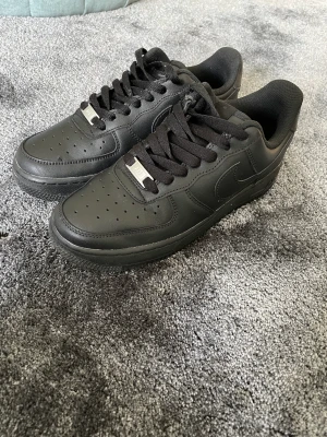 Nike Air Force - Nike Air Force Black. Fint skick, använda ett fåtal gånger. Str 38,5
