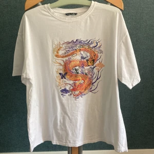 Oversized T-shirt med tryck💜 - Vit t-shirt med tryck från SHEIN! Mycket oversized och bra skick🎀