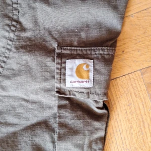 CARGOSHORTS från carhartt  - INTRESSEKOLL!! Ett par jättesnygga cargoshorts från carhartt köpta från Junkyard för 1300 kr. Säljs för att de var för små. Funkar med vad som helst, sitter på man men funkar för kvinna. Priset är inte hugget i sten. Ställ gärna frågor 😊🫶