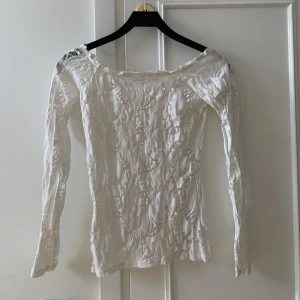 Spetströja XS - Tight spetströja i krämvit färg med boatneck.