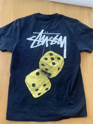Stüssy t-shirt - Säljer denna navy blue Stüssy t-shirt. Använd max 5 gånger och säljs för att den är lite för liten. Är som i nyskick, skicka ett meddelande vid funderingar👍