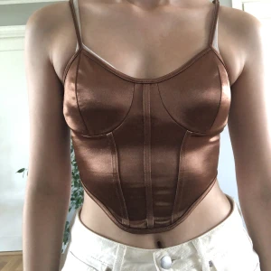 Korsett topp - Brun korsett topp som inte är använd mer 1 gång,inga skador elelr fläckar!
