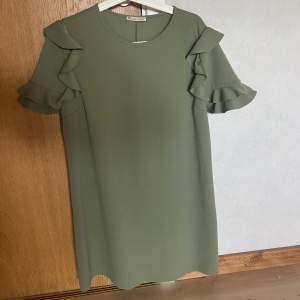 Säljer en grön klänning ifrån Zara i storlek L. Använd 2-3 gånger och den är i väldigt fint skick💚