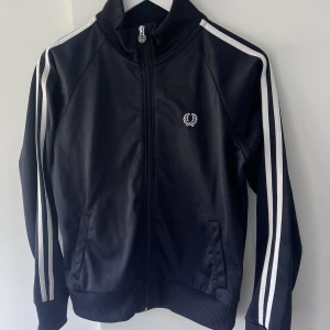 Tröja - Snygg tröja från Fred Perry!💙
