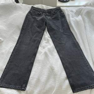 Säljer mina zara jeans som aldrig blivit använda pågrund av att dem är för små och för långa.😊