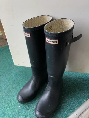 Höga stövlar - Svarta stövlar från Hunter, sälj pga att de ej används, bra skick men är ett par år gamla.