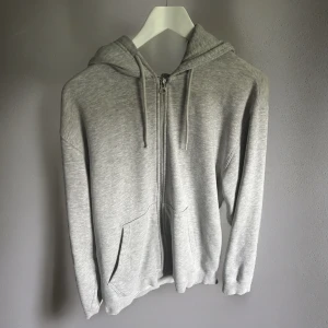 Weekday Zip Hoodie Grå - Säljer denna snygga Zip hoodie från Weekday då den inte kommer till användning. Den är i storlek L och är bara använda ett fåtal gånger. Köparen står för frakt.