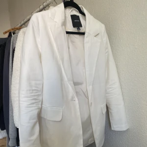 Kavaj - En vit kavaj som endast använts en gång, skönt och snygg!