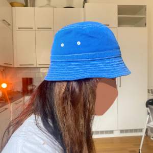 🧢Blå Bucket Hat!🧢 Köpt från secondhand butik! Endast använd för bilderna!☀️ Mycket bra skick!