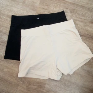Hot pants🔥 - I mycket bra skick🙏🏻Perfekt att ha under kjol/klänning eller som vanliga shorts då dom är fett sköna☺️kom privat för fler bilder eller andra funderingar 