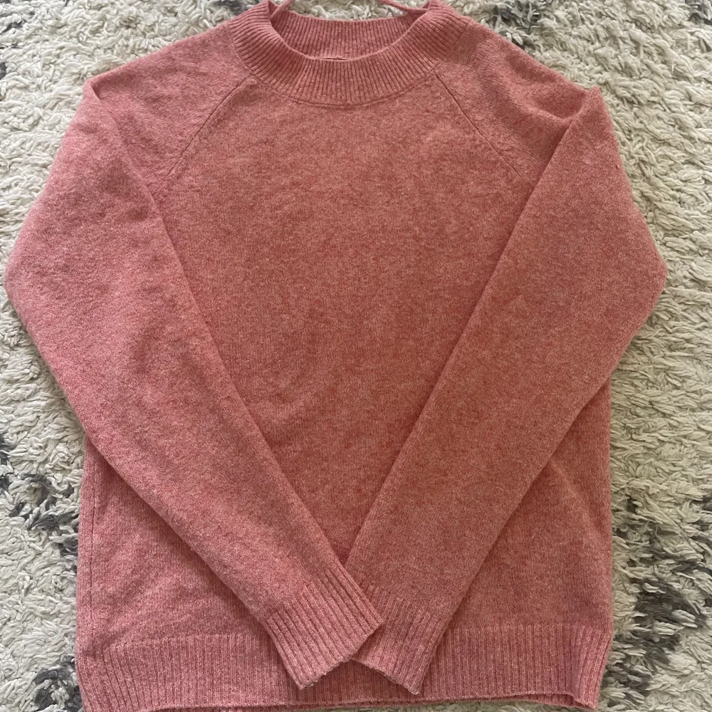 Stickad tröja i rosa från Vero Moda. Superskönt material och endast använd fåtal gånger. Stl S💓. Tröjor & Koftor.