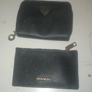 Plånbok - Säljer två plånböcker. En från Mango, andra har ingen märke. Båda för 32 kr 