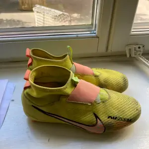 Nike airzoom fotvollsskor som min son älskar men vuxit ut. Sulorna oanvända för han har haft egna inlägg, använda i 5 månader så ser lite smutsiga ut. 