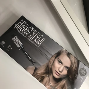 Säljer en sprillans ny värmeborste från OBH 45mm - Helt ny oanvänd värmeborste till bra pris, skickas i orginalförpackning. 350kr pluss frakt.