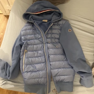 Moncler cardigan sälsyn model  - Hej, Säljer min moncler cardigan som är i bra skick, inga hål eller liknande. Detta är en ganska eftertraktad model som är ganska svår och få tag i. Jackan är äkta, finns kvitto, tags. Storlek S.
