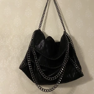Stella McCartney väska - Hej säljer min Stella McCartney liknande väska då jag ej använder den längre. Den är väldigt rymlig och är i nyskick utan defekter eller fläckar!😍💕❤️