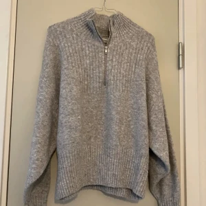 Stickad tröja  - Hej säljer denna tröja då den inte kommer till användning👌 den är i storlek M och sitter bra på mig som har M men skulle nog även sitta bra som en lite lösare passform på nån med S💕 i nyskick!