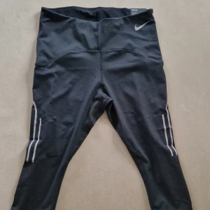 Träningstights Nike - Trekvartstights fråm Nike. Oanvända i storlek M