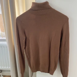 Långärmad polo  - Långärmad polo från H&M. Använd fåtal gånger. Sitter hyfsat tight runt bröst och mage. 