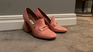 Bally Klackskor - Bally Klackskor. Ytterst lite använda. Sitsula påsatt. Väldigt bekväma.