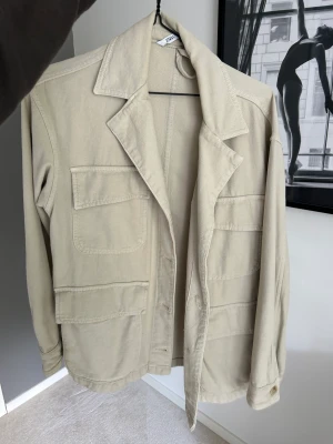 Jeans jacka  - Jeans jacka från zara. Aldrig använd. Men väldigt skön i materialet. 