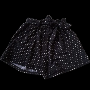 Prickiga shorts storlek M - Prickiga shorts storlek M. Lapp saknas. Avtagbart midjeband i viskos liknande material. Lite längre modell, fickor finns. Oandvända.   Säljes tvättad från rökfritt hem. Obs, hund finns i hemmet   Fraktas enligt överenskommelse. Frakten bekostas av köparen