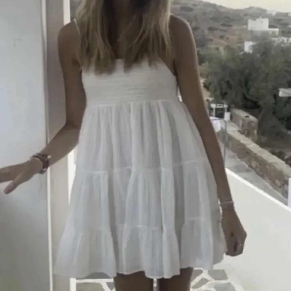 Säljer en så fin somrig vit klänning från zara. I storlek s❤️🫶inte andvänd mycket (lånade bilder). Klänningar.