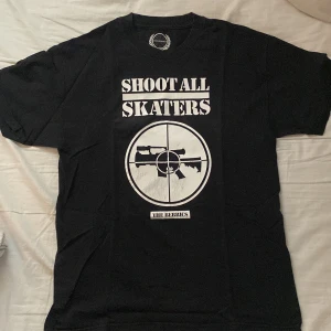 The Berrics OG ”Shoot all skaters” tee - 11 år gammal tröja från The Berrics, i bra skick minus cracking på trycket. Relativt rare och tung. Size L