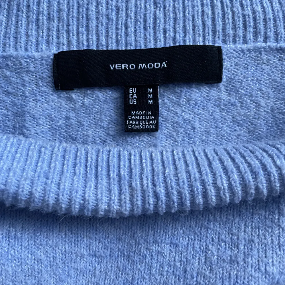Stickad tröja från Vero Moda i storlek M men passar även som S. . Tröjor & Koftor.