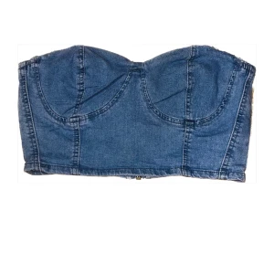 Jeans topp - Så söt jeans topp utan band!💙 lite fransig där uppe men annars superbra skick!🫶🏻