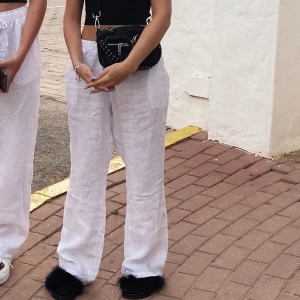 Linnebyxor  - Säljer mina vita linnebyxor från Chelsea! De är insydda i midjan då det är onesize, passar mig som har 27 i midjemått (mäter rakt över inte runt hela midjan) men de är rätt pösiga i benen. 