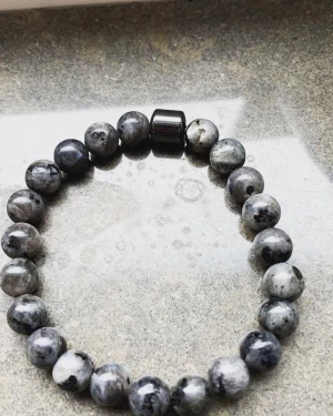 Pärlarmband - Pärlarmband i färger grå, vit och svart  bra och stretchigt material