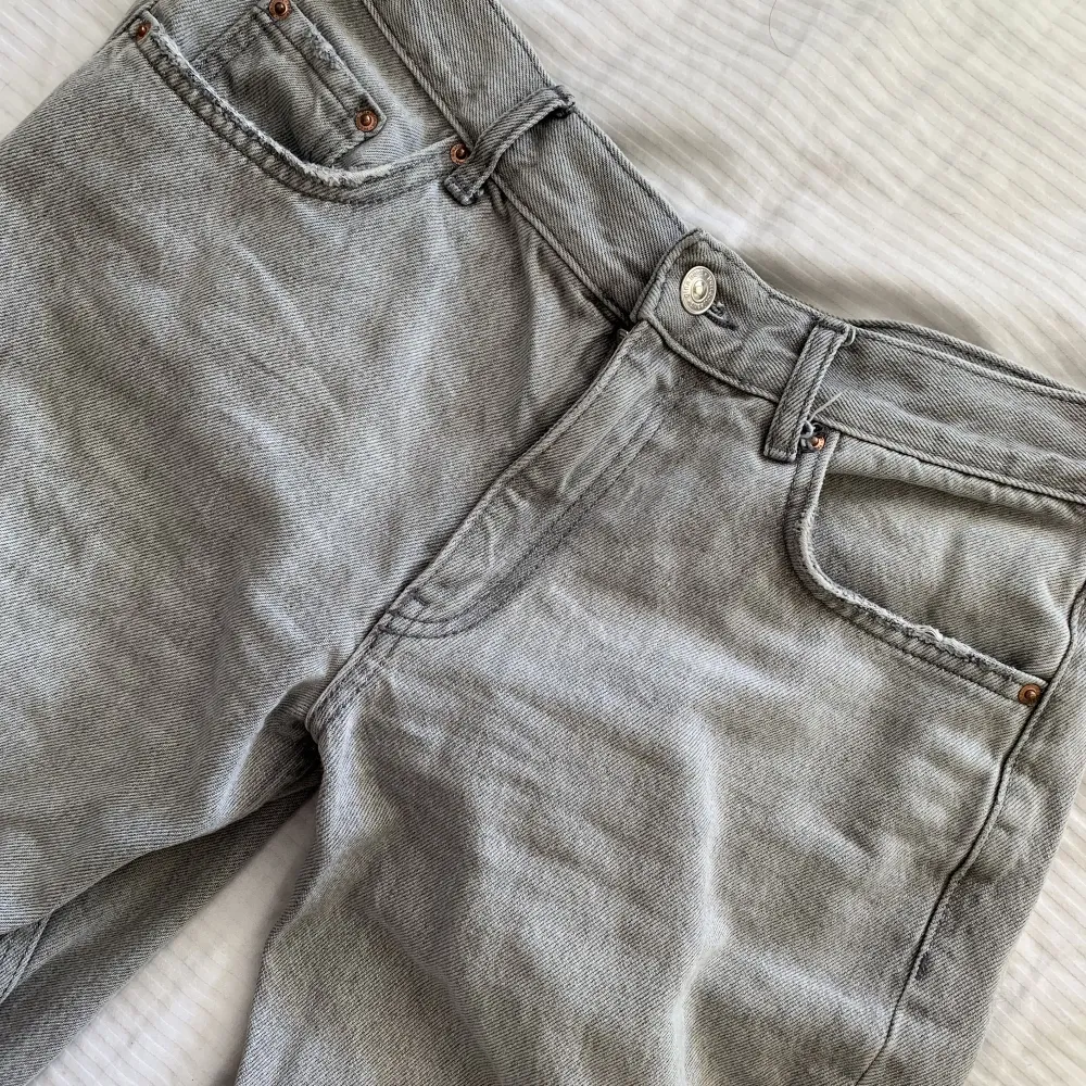 As fina grå straight jeans från ginatricot. De är lite slitna längst ner vid fötterna, men det är inget man tänker på🌸. Jeans & Byxor.