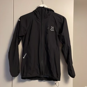 Haglöfs jacka dam - Goretex jacka köpt 2022 nypris 2500, använd en höst i stl Xs. Jackan är i väldigt fint skick och har resår i midjan samt figursydda sömmar. Säljer för 1500!