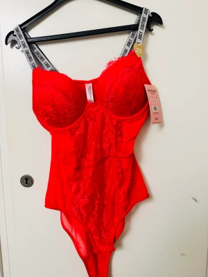 Body juice couture - Röd body juicy couture strlk M, jag säljer den för 250
