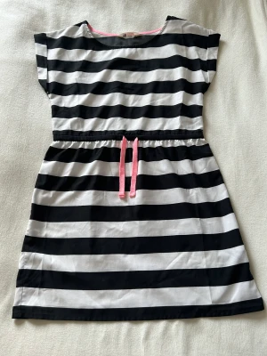 Klänning 🤍🖤 - Skön sommar klänning till 11-12 år.  Bra skick och skönt material 💘