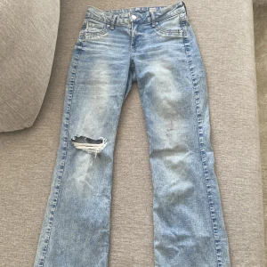 Bootcut jeans  - Low waist bootcut jeans från H&M är använda ett antal gånger  men går ha till allt passar xs o s inerbandslängd 80cm