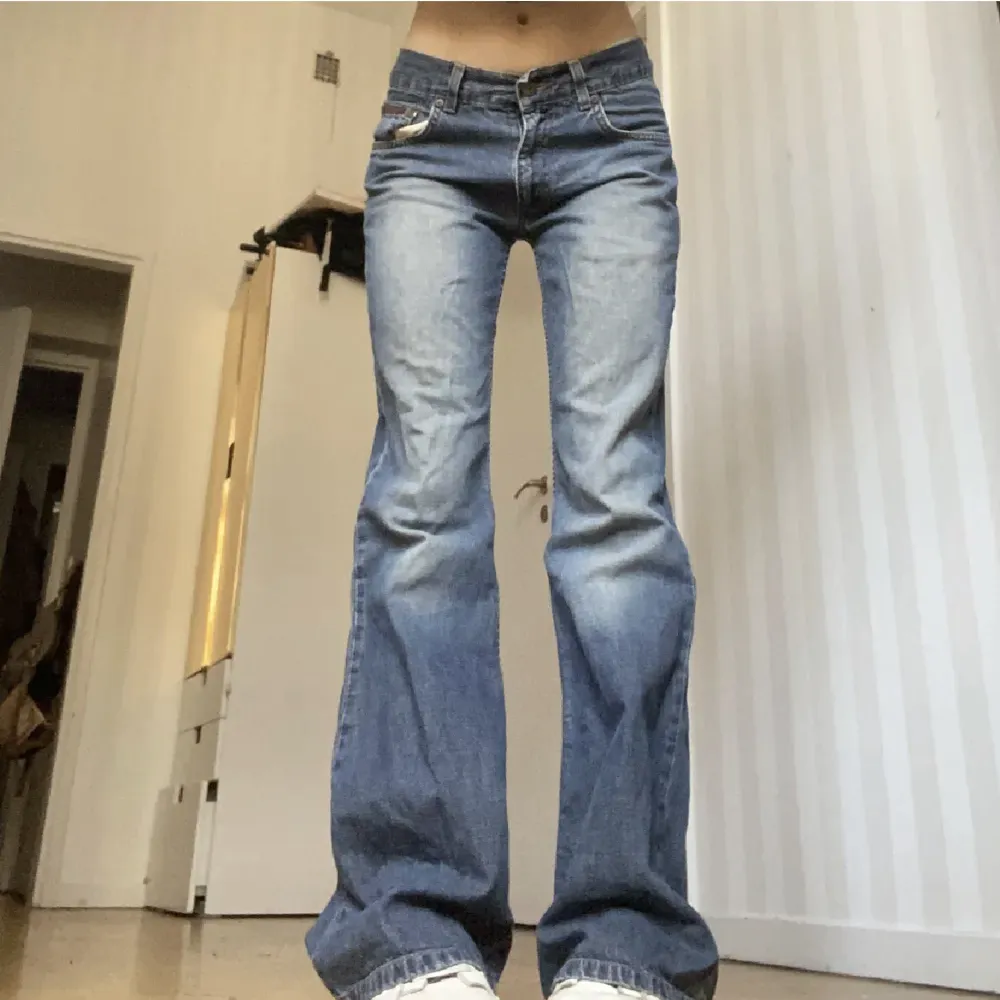 Säljer mina jätte fina blend jeans då dem blivit för små i midjan. Midjemåttet är 74, innebenslängden är 80  Omkrets rund låret är 52! Bara fråga om fler bilder!💕. Jeans & Byxor.