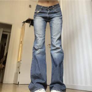 Säljer mina jätte fina blend jeans då dem blivit för små i midjan. Midjemåttet är 74, innebenslängden är 80  Omkrets rund låret är 52! Bara fråga om fler bilder!💕