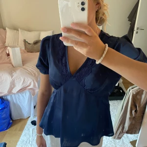 🌸Satin blus🌸 - Supersöt blus! Använd en gång och är j nyskick😊