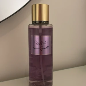 Victoria secret parfym  - Använd fåtal gånger,säljer pågrund utav att den inte kommer till användning. Nypris 250. Hör av er vid intresse eller frågor. Pris kan diskuteras.