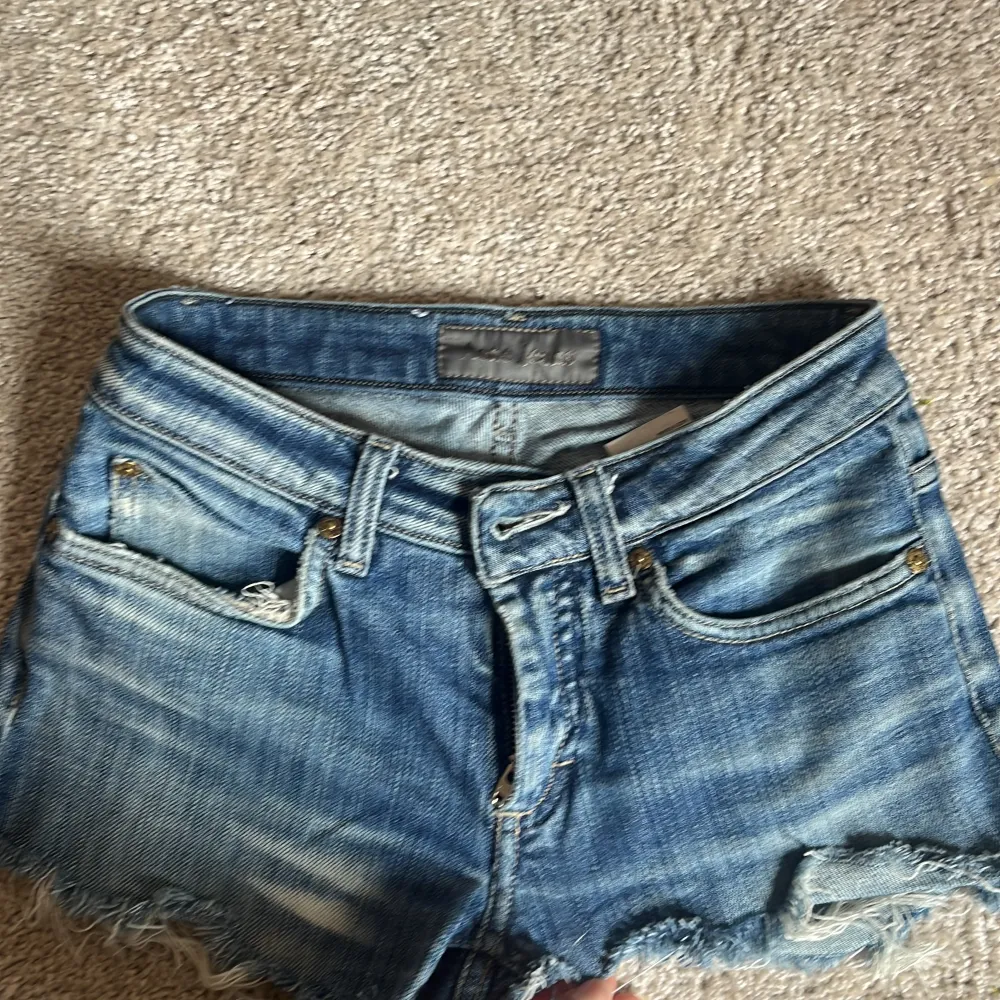 Jeansshorts från Acne. Shorts.