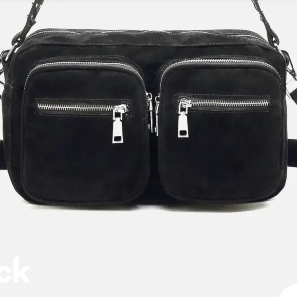 En svart noella väska som är i super skick Skicka för mer info o bilder!. Väskor.